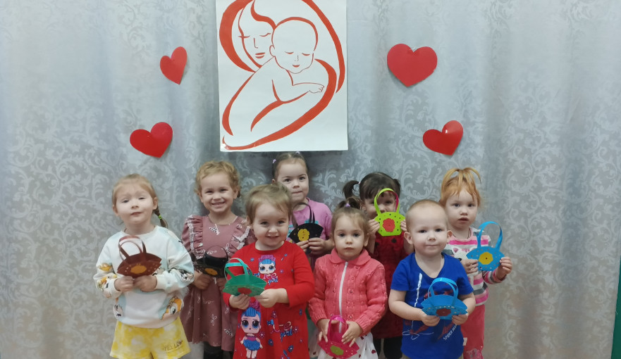 Малыши приготовили подарки своим любимым мамочкам! Малыши приготовили подарки своим любимым мамочкам!.